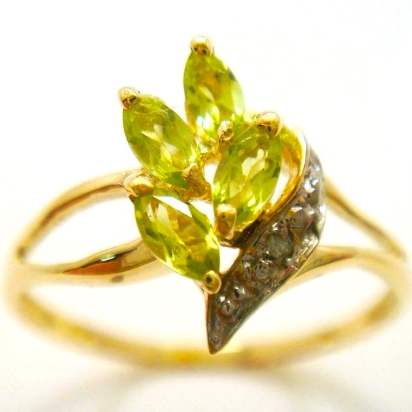 10ct gold ~ Peridot Ring ~ Size 7 - Picture 1 of 4